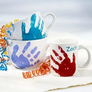 handprint mug- mother's day craft - kid crafts - acraftylife.com #preschool #craftsforkids #crafts #kidscraft
