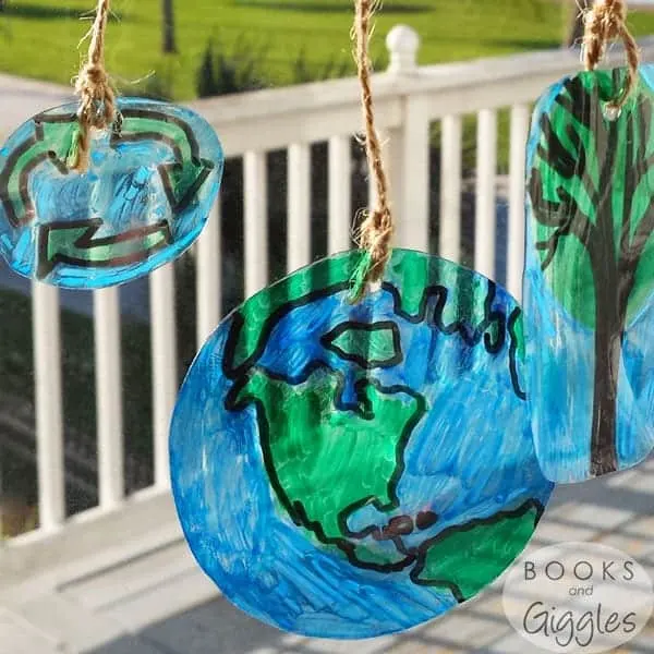 Earth suncatcher - Earth Kid Craft - Earth craft for kids – recycle craft for kids - spring craft - acraftylife.com #preschool #craftsforkids #crafts #kidscraft