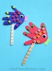 handprint fish craft - ocean kid craft - crafts for kids- kid crafts - acraftylife.com #preschool