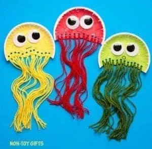 yarn jellyfish kid craft - jellyfish kids crafts - ocean kids craft - crafts for kids- kid crafts - acraftylife.com #preschool