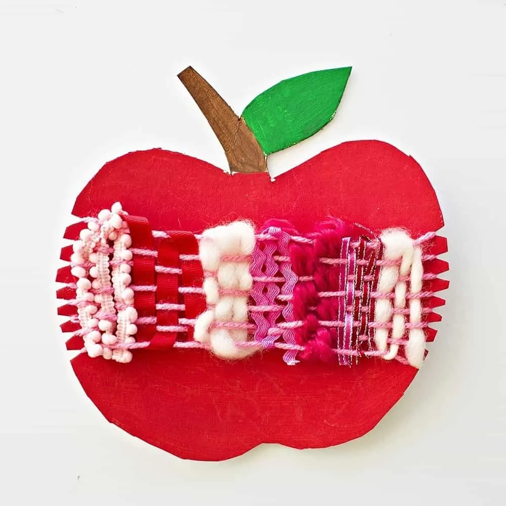 weaving apple kids crafts -fall kid crafts crafts for kids- acraftylife.com #preschool #craftsforkids #kidscrafts