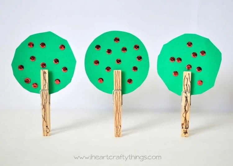 clothespin apple tree kids crafts -fall kid crafts crafts for kids- acraftylife.com #preschool #craftsforkids #kidscrafts