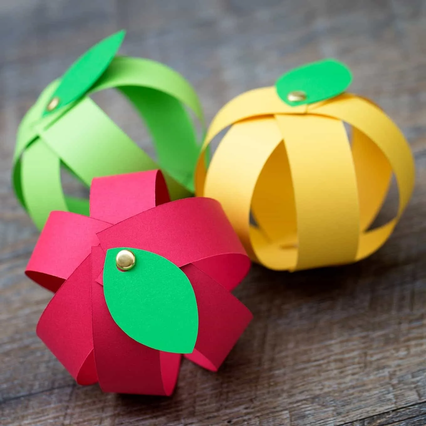 paper apple kids crafts -fall kid crafts crafts for kids- acraftylife.com #preschool #craftsforkids #kidscrafts