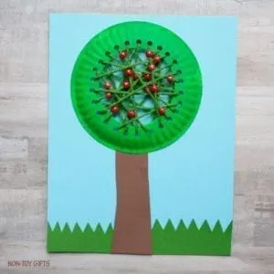 paper plate apple tree kids crafts -fall kid crafts crafts for kids- acraftylife.com #preschool #craftsforkids #kidscrafts