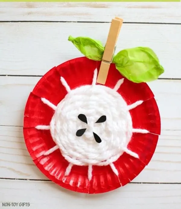 weaving apple kids crafts -fall kid crafts crafts for kids- acraftylife.com #preschool #craftsforkids #kidscrafts