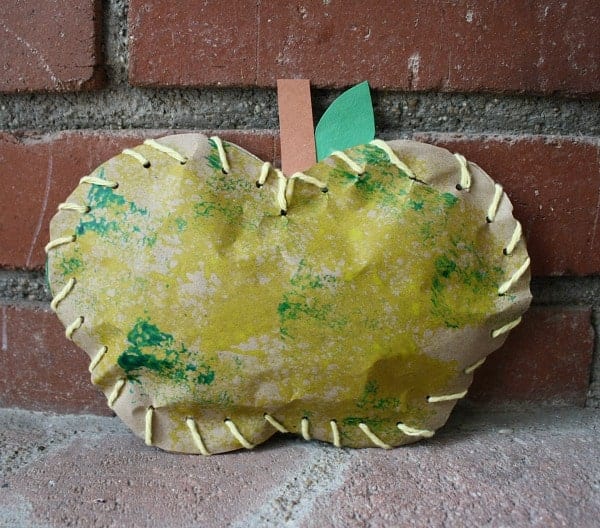paper apple kids crafts -fall kid crafts crafts for kids- acraftylife.com #preschool #craftsforkids #kidscrafts