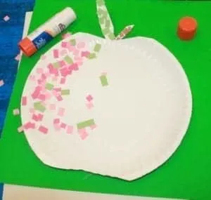 mosaic apple craft fall kid craft - autumn crafts for kids- #preschool #craftsforkids #kidscrafts