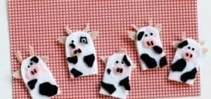 cow finger puppet kid craft - farm kid crafts - crafts for kids- acraftylife.com #preschool #craftsforkids #kidscrafts