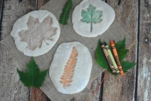 leaf print - autumn kid craft - fall kid crafts crafts for kids- acraftylife.com #preschool #craftsforkids #kidscrafts