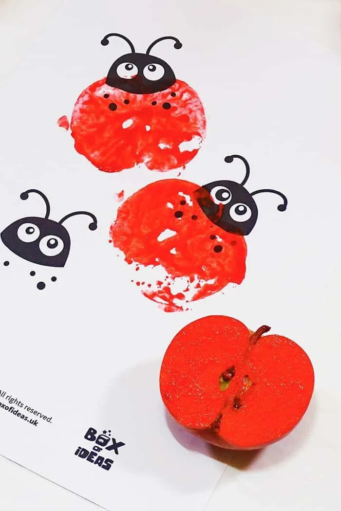ladybug stamped apple kids crafts -fall kid crafts crafts for kids- acraftylife.com #preschool #craftsforkids #kidscrafts