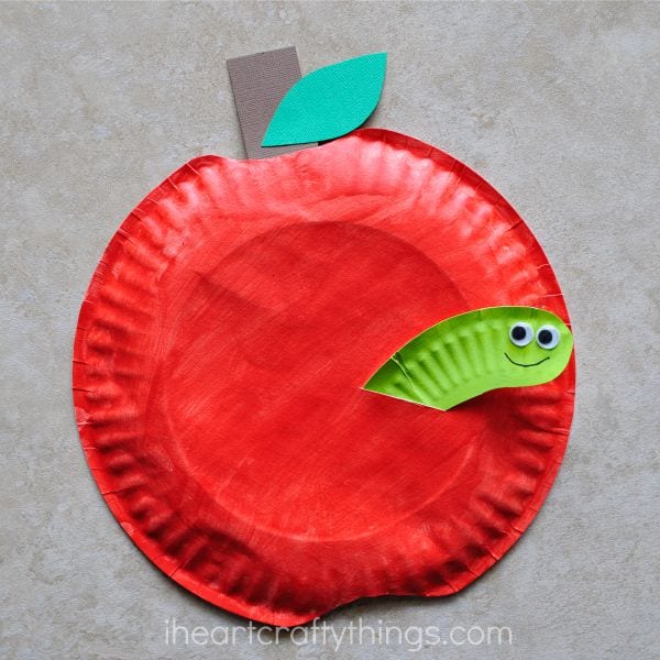 paper plate apple kids crafts -fall kid crafts crafts for kids- acraftylife.com #preschool #craftsforkids #kidscrafts