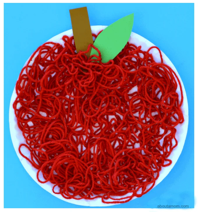 yarn apple kids crafts -fall kid crafts crafts for kids- acraftylife.com #preschool #craftsforkids #kidscrafts