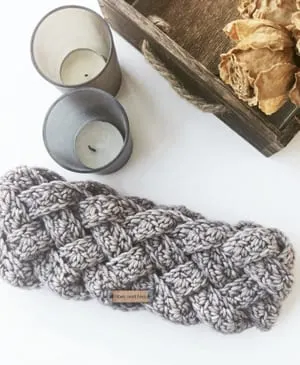 Crochet ear warmer pattern - crochet headband patterns - A Crafty Life #crochet #crochetpattern