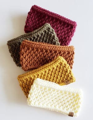 Crochet ear warmer pattern - crochet headband patterns - A Crafty Life #crochet #crochetpattern