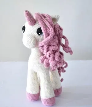 crochet amigurumi unicorn pattern - stuffed unicorn toy - amigurumi pattern - A Crafty Life #crochet #crochetpattern #unicorn #amigurumi