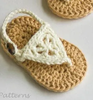 baby sandals crochet pattern - baby shoes crochet patterns - baby booties - baby gift - crochet pattern pdf - acraftylife.com #crochet #crochetpattern #baby