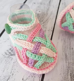 baby sandals crochet pattern - baby shoes crochet patterns - baby booties - baby gift - crochet pattern pdf - acraftylife.com #crochet #crochetpattern #baby