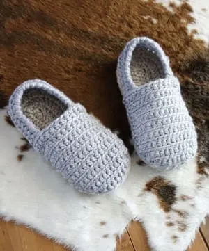 Crochet slipper pattern - A Crafty Life #crochet #crochetpattern