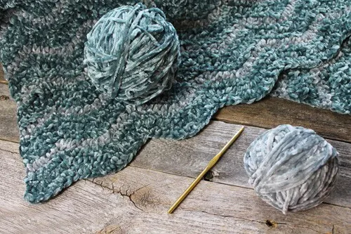 Vintage White Chunky Chevron Crochet Blanket Pattern - A More Crafty Life