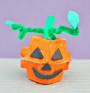 jack-o-lantern crafts for preschoolers -fall kid craft - halloween kid craft- crafts for kids - acraftylife.com #kidscraft #craftsforkids #preschool