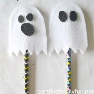 ghost kid crafts - halloween kid craft - fall kid craft -acraftylife #kidscraft #craftsforkids #preschool