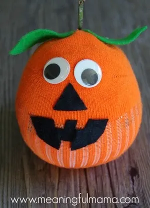 jack-o-lantern crafts for preschoolers -fall kid craft - halloween kid craft- crafts for kids - acraftylife.com #kidscraft #craftsforkids #preschool