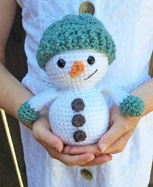 free crochet Christmas patterns - winter - home decor- acraftylife.com #crochet #crochetpattern #diy #christmas