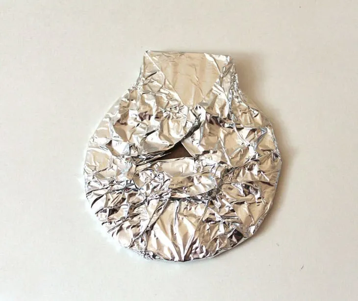 Easy tin foil Christmas ornament craft - arts and crafts activities - DIY Christmas ornament - keepsakes - acraftylife.com #kidscraft #craftsforkids #christmas #preschool