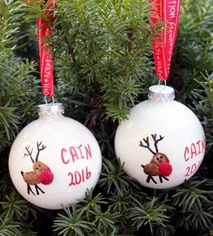 Easy Christmas ornament for kids crafts - arts and crafts activities - DIY Christmas ornament - keepsakes - acraftylife.com #kidscraft #craftsforkids #christmas #preschool