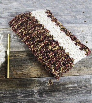 quick crochet gift ideas- crochet pattern - ear warmer crochet pattern - acraftylife.com #crochet #crochetpattern