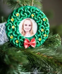 christmas wreath crafts for kids - christmas kid craft - arts and crafts activities - acraftylife.com #kidscraft #craftsforkids #preschool