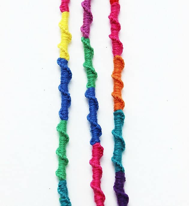 Différents types de bracelets d'amitié à fabriquer - Bracelets à faire soi-même - artisanat pour enfants - préadolescents - acraftylife.com #craftsforkids #kidscrafts