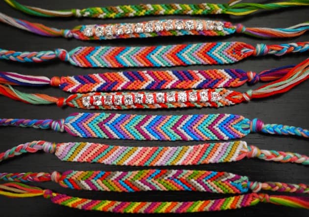 Diferentes tipos de pulseiras da amizade para fazer - DIY pulseiras - artesanato para crianças, pré-adolescentes - acraftylife.com #craftsforkids #kidscrafts