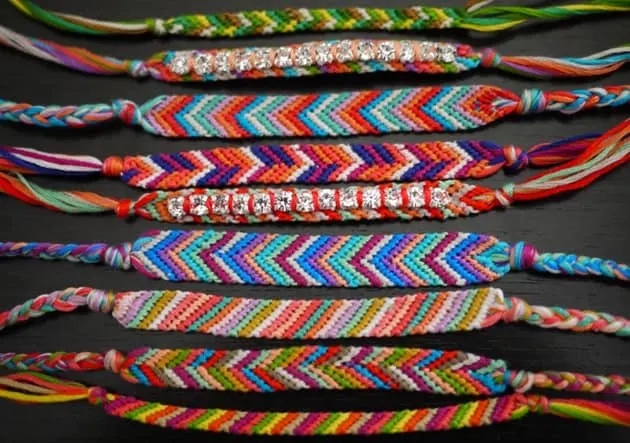 How to make a Friendship Bracelet with 4 Strings - YouTube