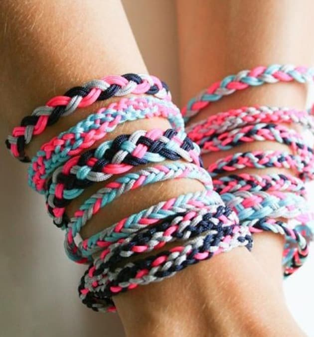 Verschiedene Arten von Freundschaftsarmbändern zu machen - DIY Armbänder - Handwerk für Kinder- Tweens - acraftylife.com #craftsforkids #kidscrafts