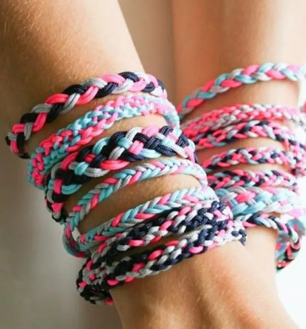 Different types of friendship bracelets to make - DIY bracelets - crafts for kids- tweens - acraftylife.com #craftsforkids #kidscrafts