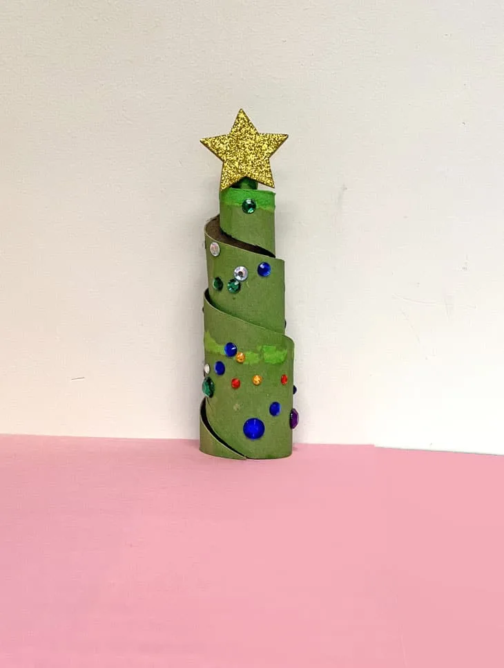 Christmas Tree toilet paper roll Craft - christmas kid craft - arts and crafts activities - acraftylife.com #kidscraft #craftsforkids #christmas #preschool