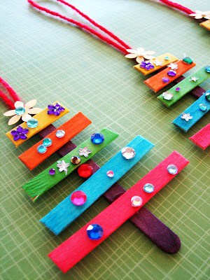 Easy Christmas popsicle stick crafts for kids - arts and crafts activities - DIY Christmas ornament - keepsakes - acraftylife.com #kidscraft #craftsforkids #christmas #preschool