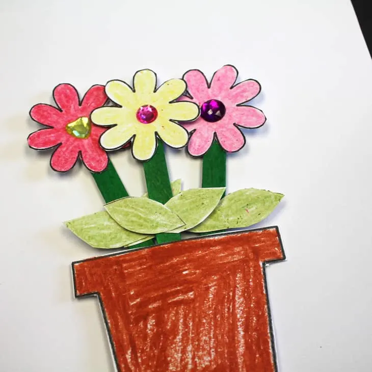 Make an easy paper flower craft. There is a free flower template. This craft needs just a few supplies.