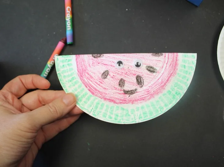 Easy paper plate watermelon card craft for kids. Try this fun craft. There are only a few supplies needed.