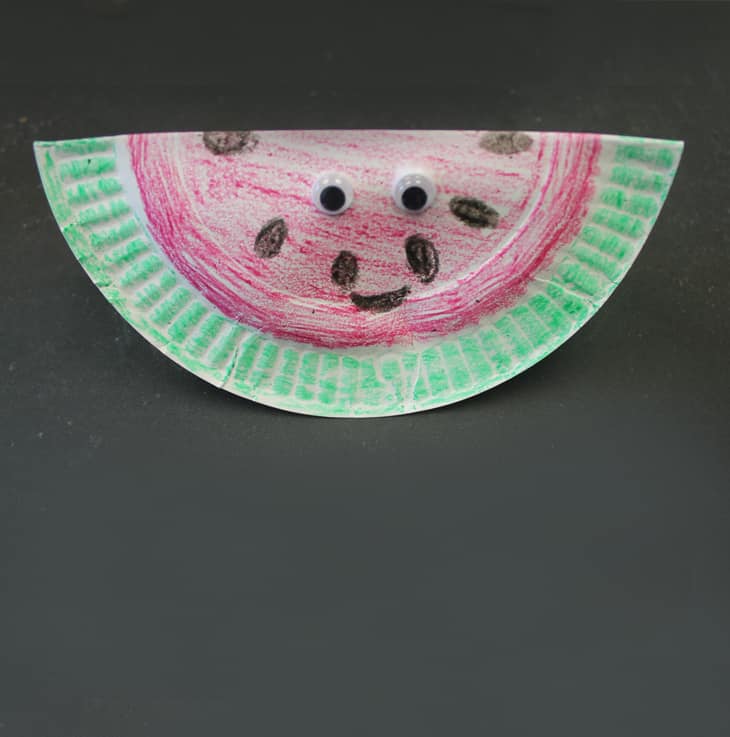 Easy paper plate watermelon card craft for kids. Try this fun craft. There are only a few supplies needed.