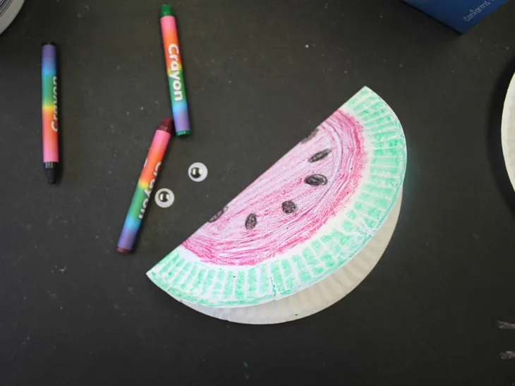 Easy paper plate watermelon card craft for kids. Try this fun craft. There are only a few supplies needed.