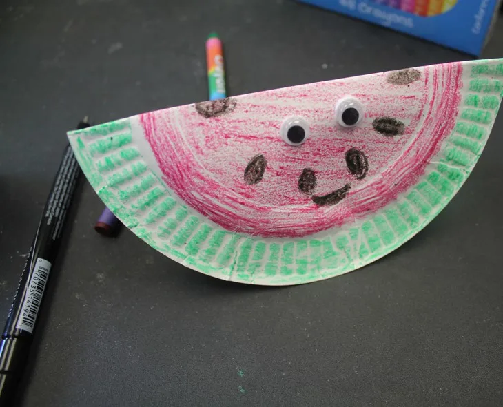 Easy paper plate watermelon card craft for kids. Try this fun craft. There are only a few supplies needed.