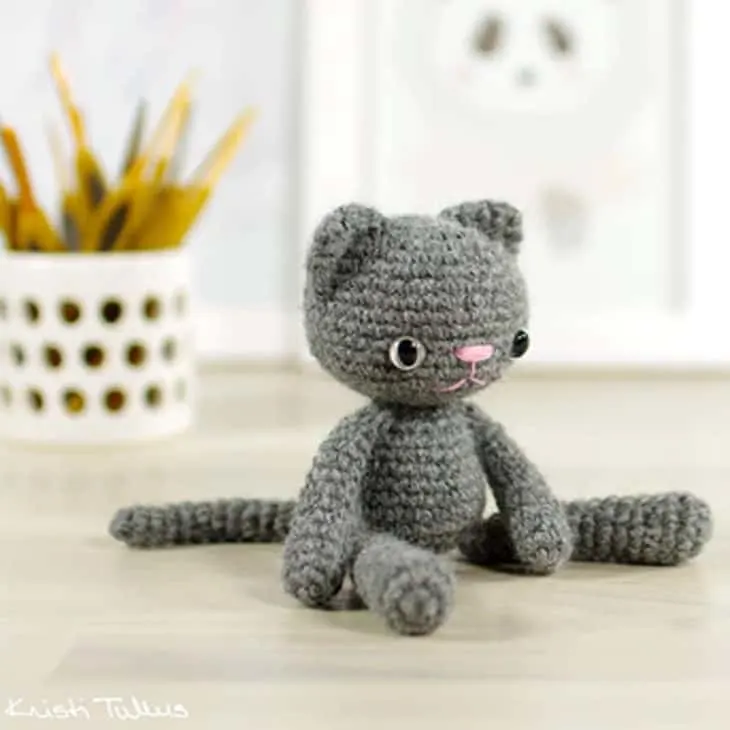 Make your own cute little cat with this free crochet pattern.