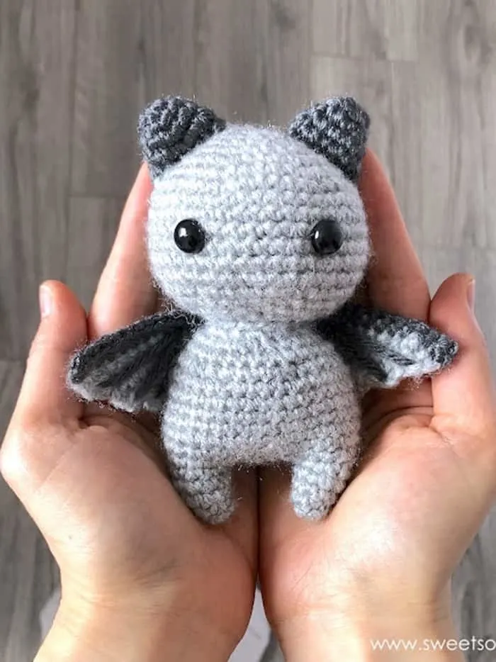 Make your own cute free bat crochet amigurumi patterns. 