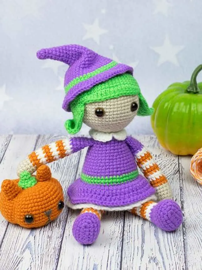 Make your own cute Halloween amigurumi patterns. 