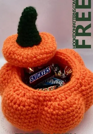 Make your own cute pumpkin bowl with this free crochet pattern.