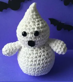 Make your own fun crochet ghost with this cute Halloween pattern.