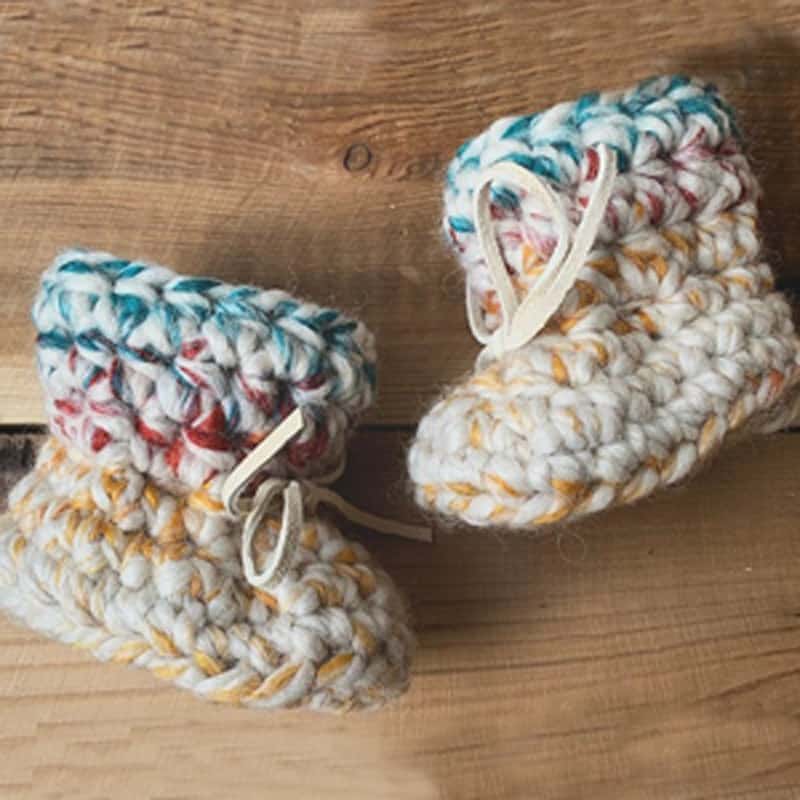 Make your own cute baby booties with this crochet pattern.