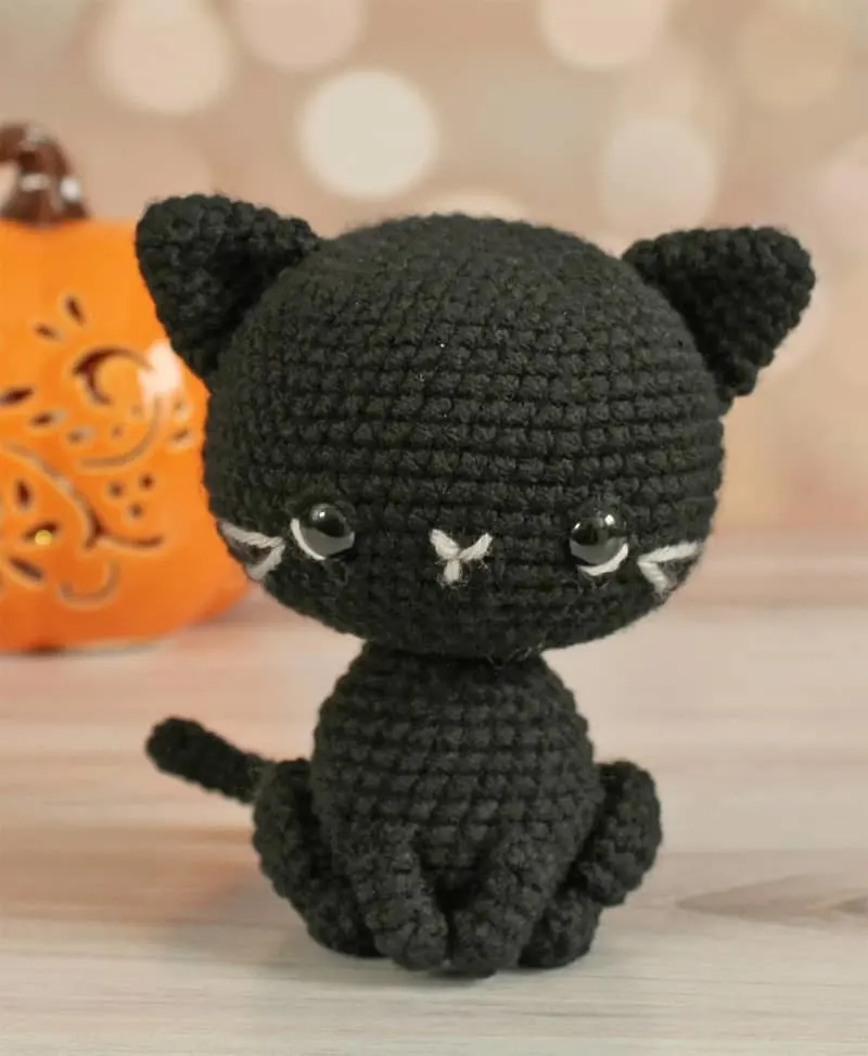 Make your own adorable crocheted kitty with this pattern. 